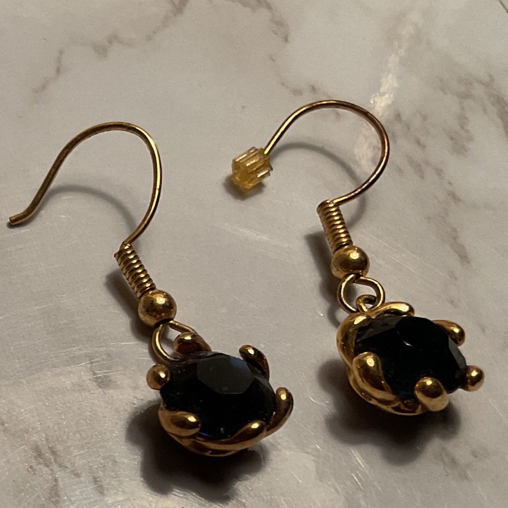 Vintage Black Stone Earrings – Gold Tone – Classic Elegant Jewelry